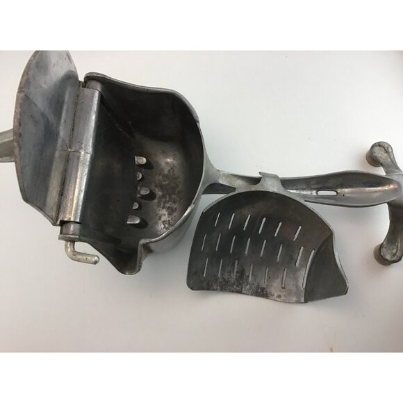 Wear-Ever Aluminum Hand Juicer Juice Press With Strainer Patent 1936 Canada - Picture 7 of 12
